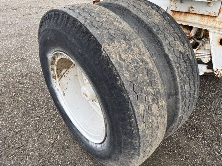 1987-clough-4,500-gallon-t/a-tank-trailer-image-11