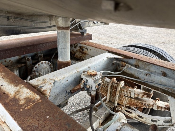 1987-clough-4,500-gallon-t/a-tank-trailer-image-23