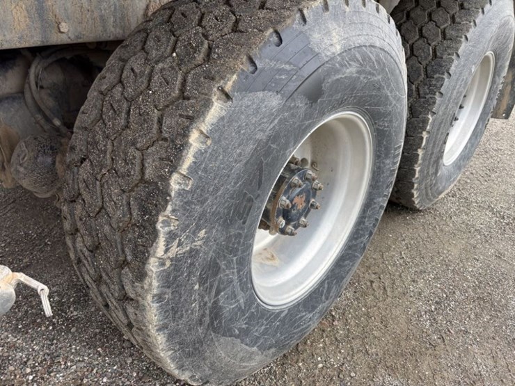 2001-peterbilt-357-image-10