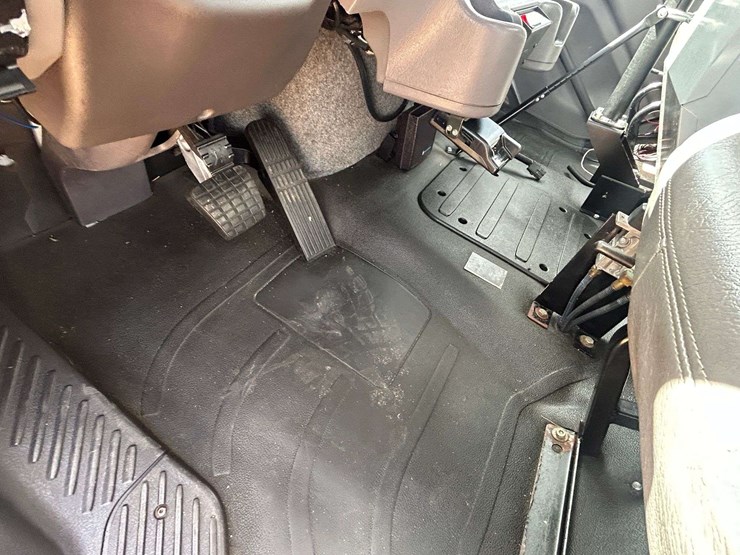 2016-freightliner-m2-106-image-57