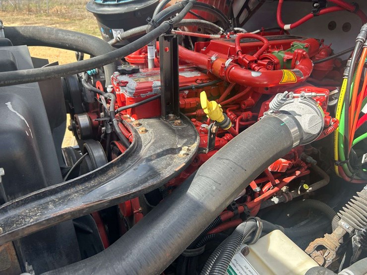 2016-freightliner-m2-106-image-51