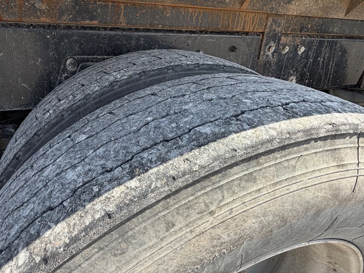 2004-peterbilt-379-image-22