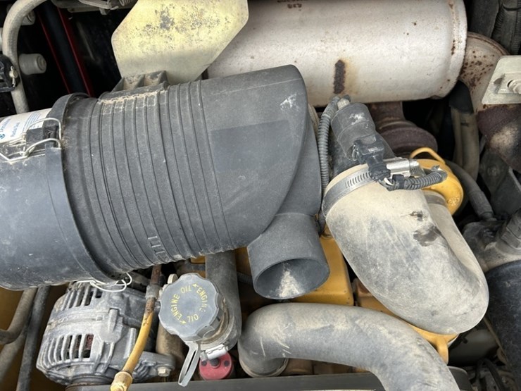 2005-john-deere-320-image-33