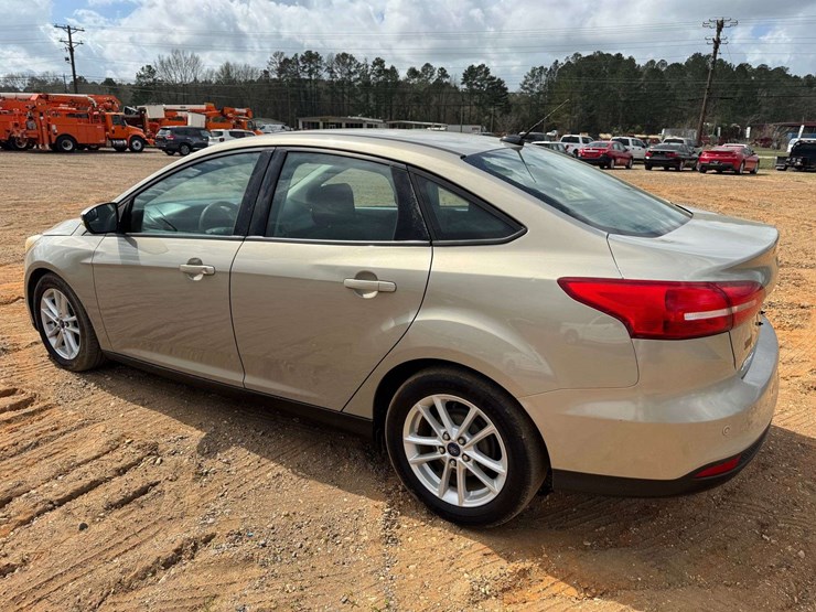 2015-ford-focus-se-4-door-sedan---218,350-miles-image-4