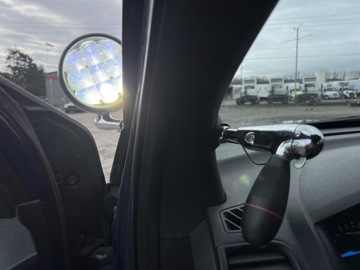 2017-ford-explorer-image-27