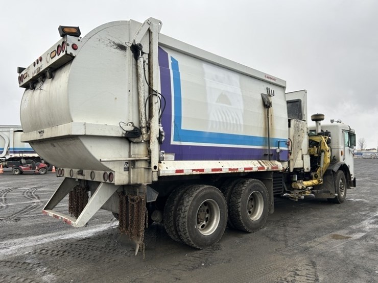 2014-peterbilt-320-image-5