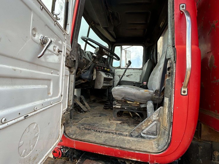 1995-mack-rd688-image-40