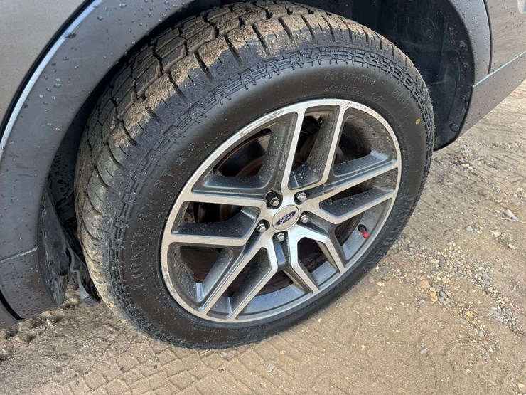 2016-ford-explorer-image-27