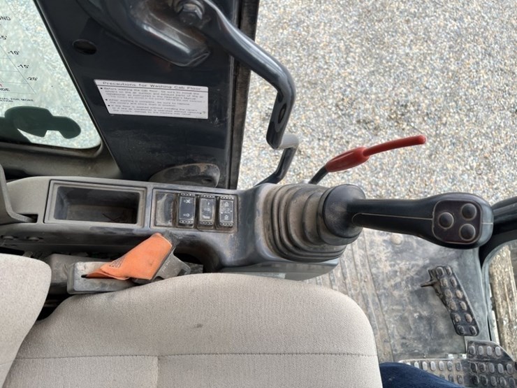 2021-deere-135g-image-45