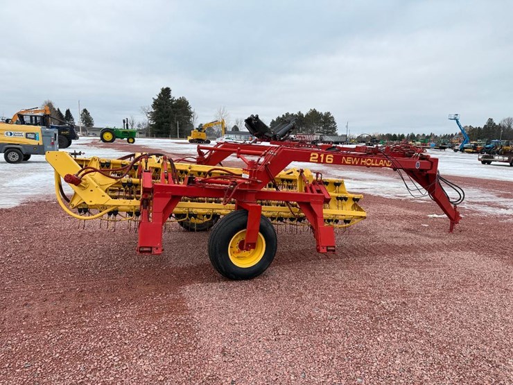 new-holland-216-image-3