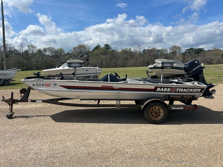 1988-bass-tracker-tx17-aluminum-bass-boat-image-4