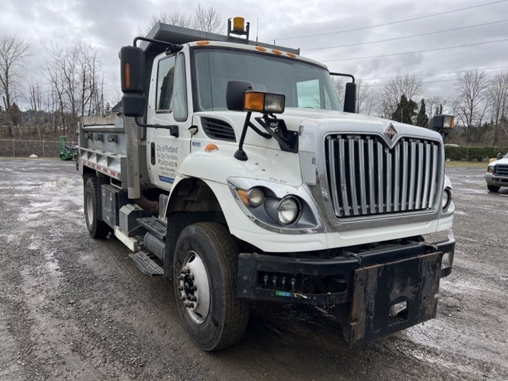 2013-international-7500-s/a-dump-truck-image-2