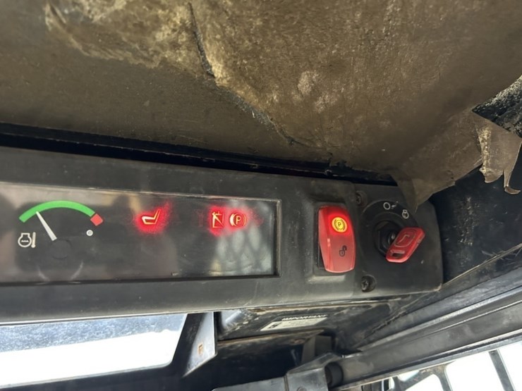 2005-john-deere-320-image-17