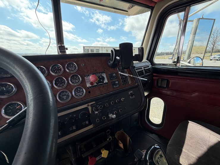 2004-peterbilt-379-image-27