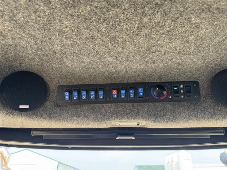 2005-john-deere-100-image-17