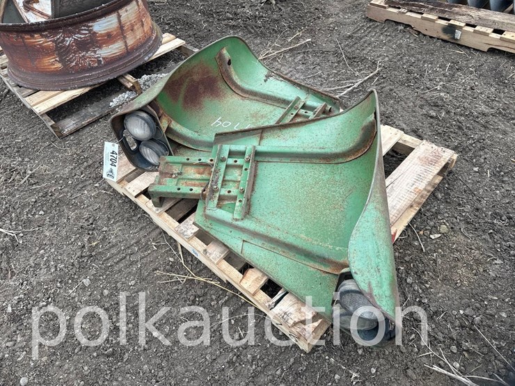 (2)-john-deere-deluxe-fenders-w/-bracket-(wf)-image-2