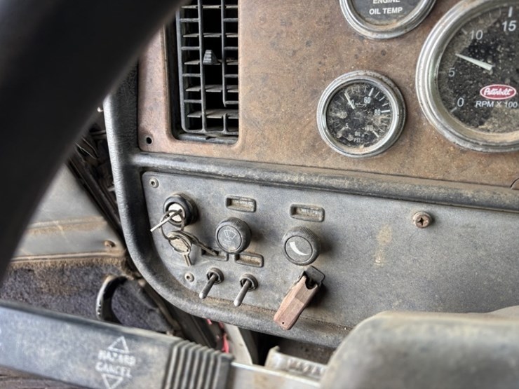 2001-peterbilt-357-image-35