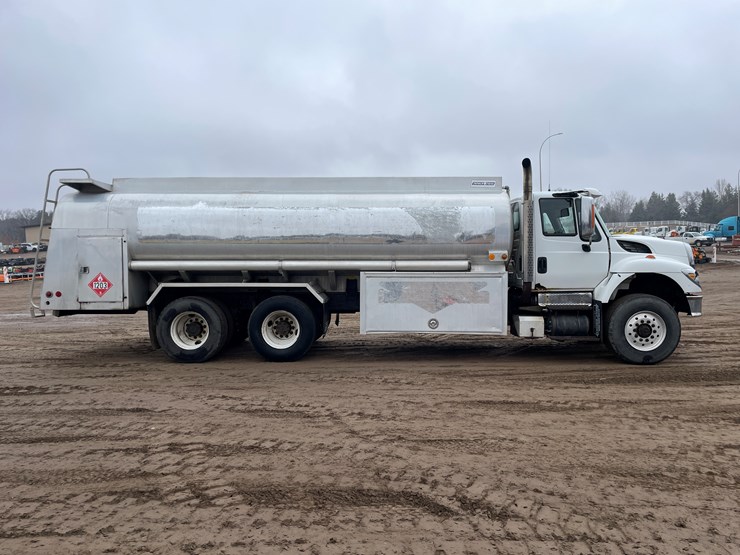 #1037-•-2009-international-navistar-fuel-truck-(has-mn-title)-image-5