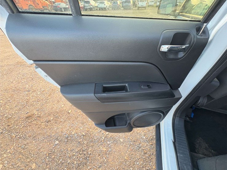 2016-jeep-patriot-sport-image-17