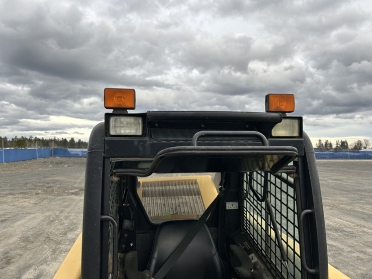 2005-john-deere-320-image-31