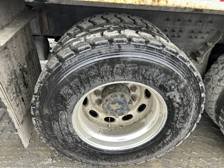 2014-peterbilt-320-image-11