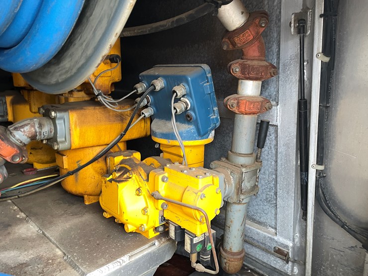 #1037-•-2009-international-navistar-fuel-truck-(has-mn-title)-image-31