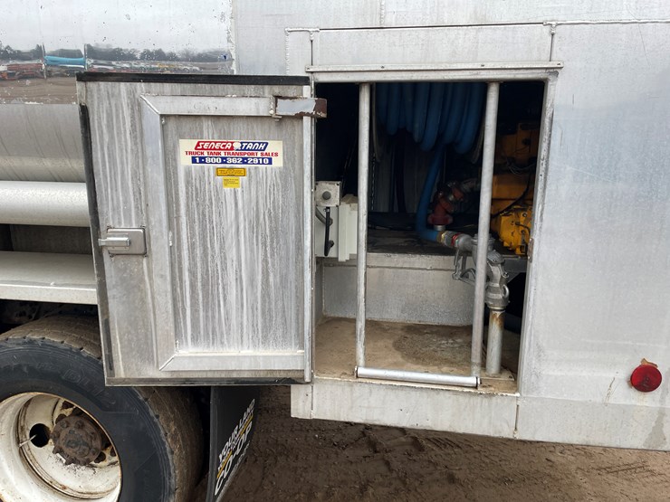 #1037-•-2009-international-navistar-fuel-truck-(has-mn-title)-image-28