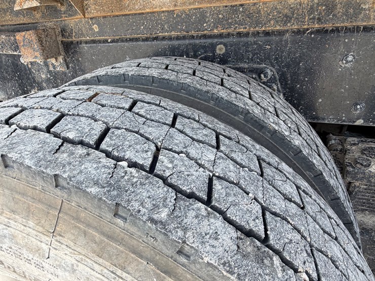 2004-peterbilt-379-image-10