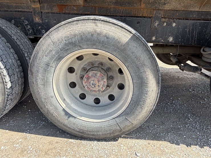 2004-peterbilt-379-image-21