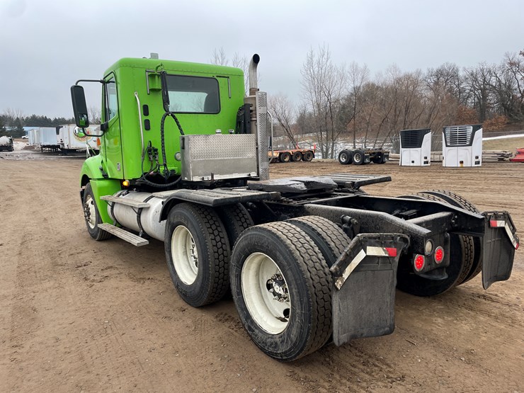 #1482-•-2009-freightliner-truck-tractor-(has-mn-title)-image-2