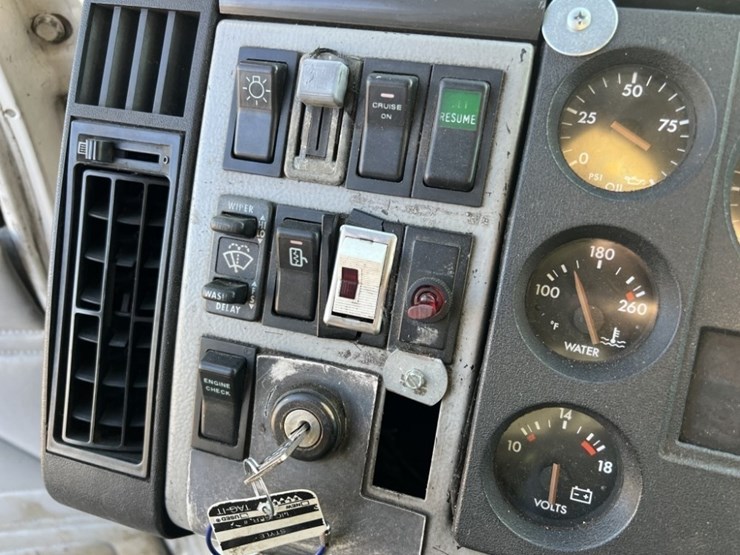 2000-freightliner-fl50-image-18