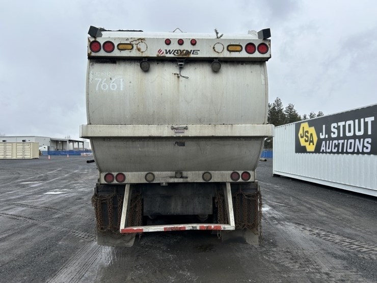 2014-peterbilt-320-image-4