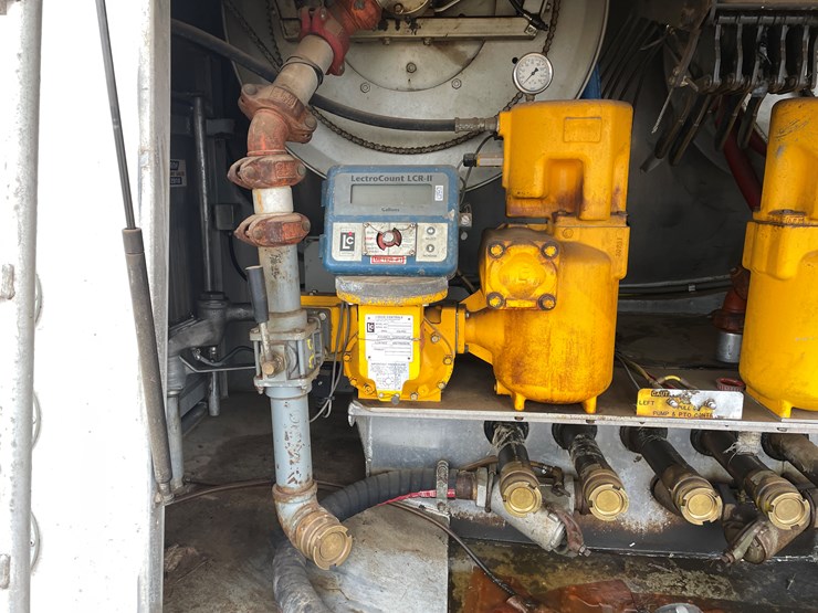 #1037-•-2009-international-navistar-fuel-truck-(has-mn-title)-image-35