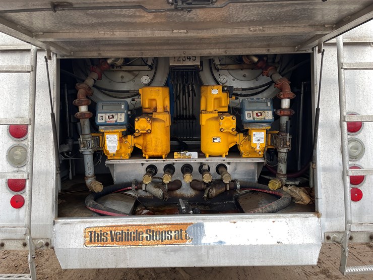 #1037-•-2009-international-navistar-fuel-truck-(has-mn-title)-image-34