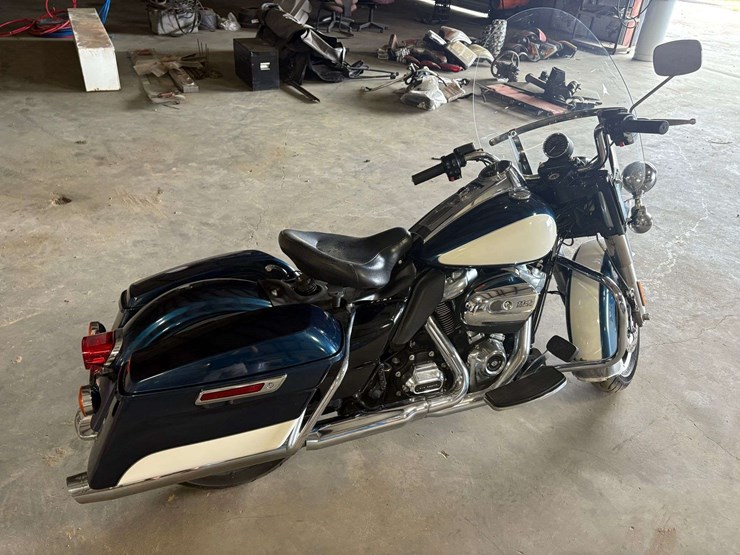 2020-harley-davidson-road-king-police-motorcycle-(18,376-miles)-image-3