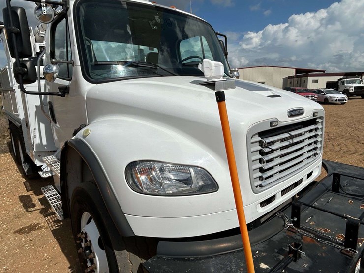 2016-freightliner-m2-106-image-11