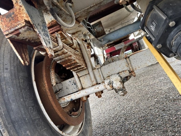 1987-clough-4,500-gallon-t/a-tank-trailer-image-20