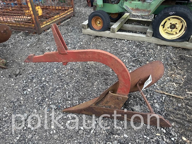 ih-1btm-1pt-fast-hitch-plow-(wf)-image-2