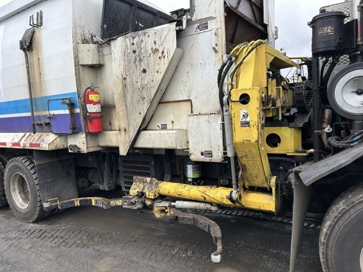 2014-peterbilt-320-image-39