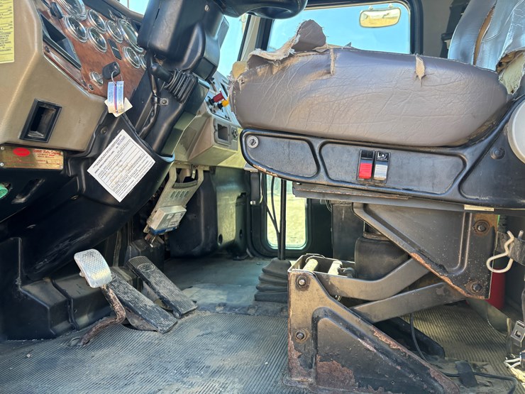 2009-peterbilt-340-image-33