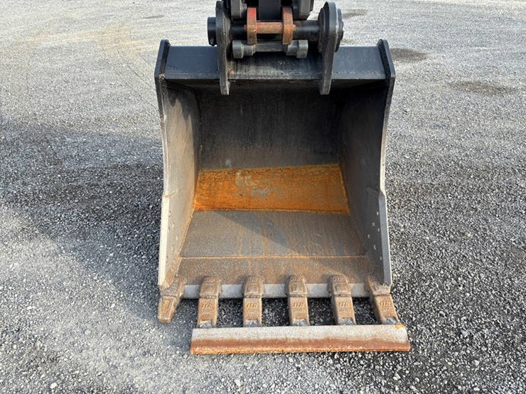 2021-deere-250g-lc-image-14