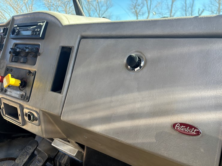 2009-peterbilt-340-image-31