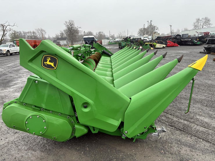 2024-john-deere-c12f-image-16