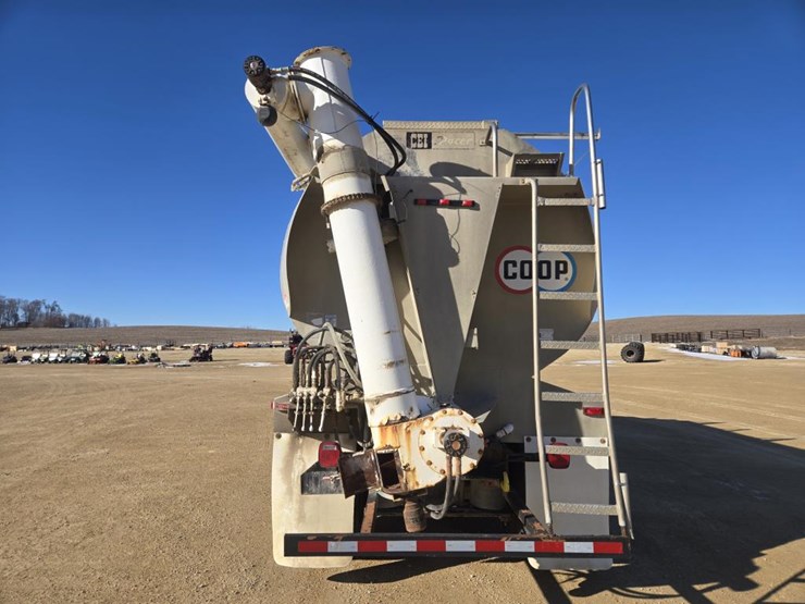 2007-international-7600-image-11