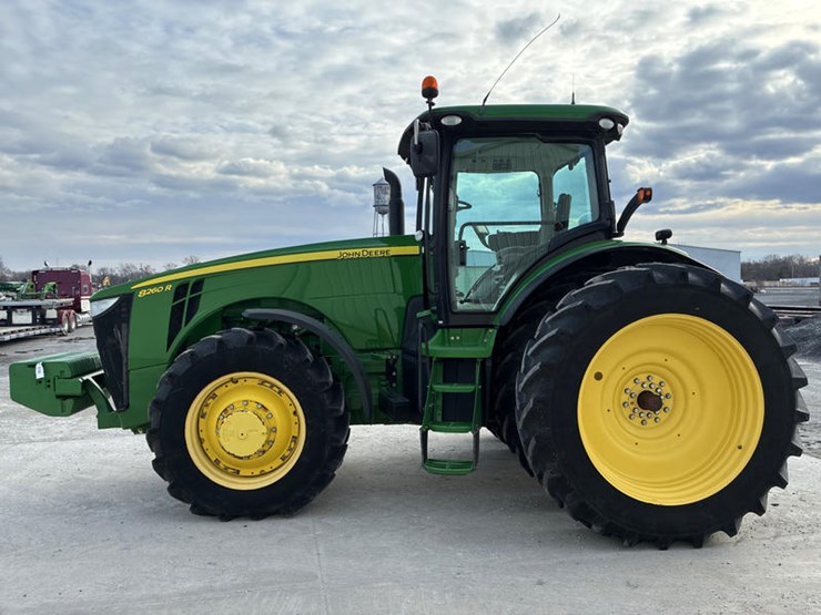 2012-john-deere-8260r-image-10