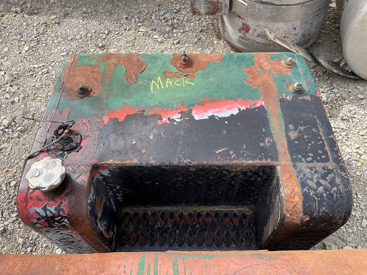 #4263-•-(2)-mack-fuel-tanks-image-6