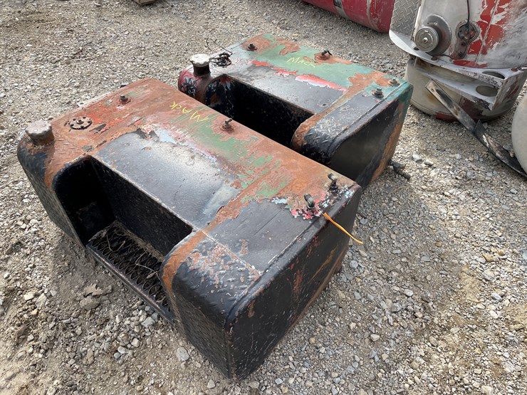 #4263-•-(2)-mack-fuel-tanks-image-1
