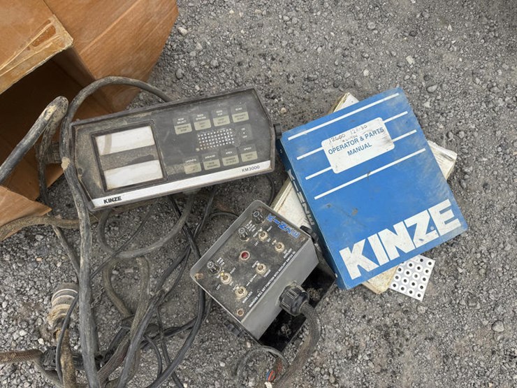 1997-kinze-2600-image-78