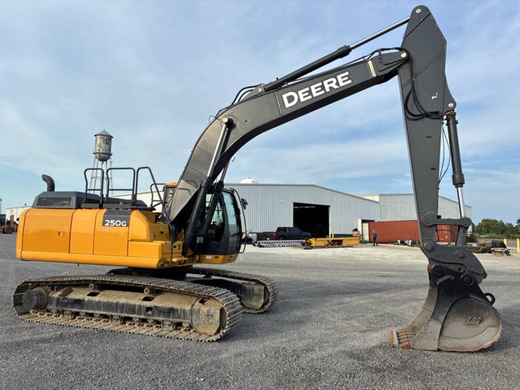 2021-deere-250g-lc-image-2