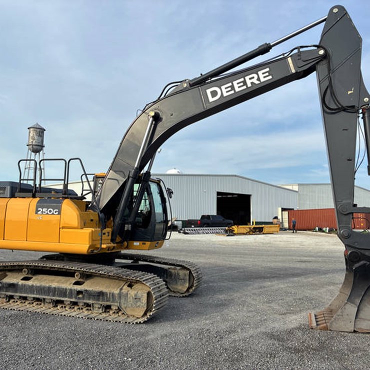 2021 DEERE 250G LC